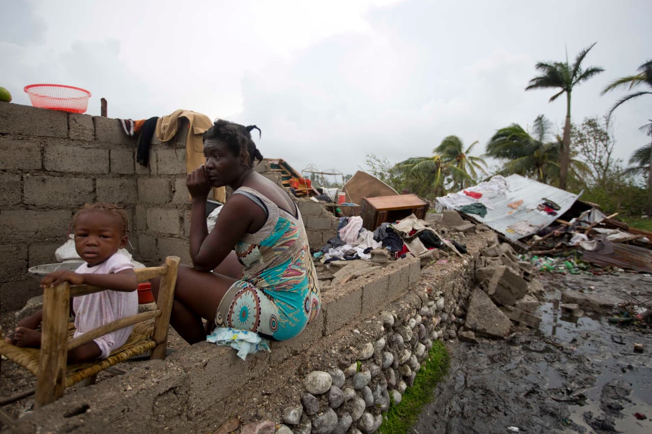 Una mujer y su hija en las ruinas de su casa en Les Cayes, al sur de Haití.
