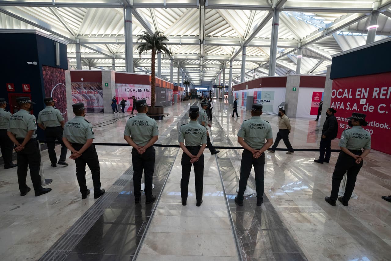 El presidente mexicano, 
<a href="https://www.univision.com/noticias/inmigracion/lopez-obrador-amenaza-pedir-voto-castigo-congresistas-que-no-apoyan-reforma-migratoria">Andrés Manuel López Obrador (AMLO)</a>, inauguró este lunes el aeropuerto Felipe Ángeles que se encuentra al norte de la Ciudad de México. La obra, uno de los proyectos de infraestructura emblemáticos de su sexenio, fue construida por militares, en una base del ejército mexicano y lleva el nombre de un general. En la imagen, miembros de la Guardia Nacional mexicana durante la inauguración.
