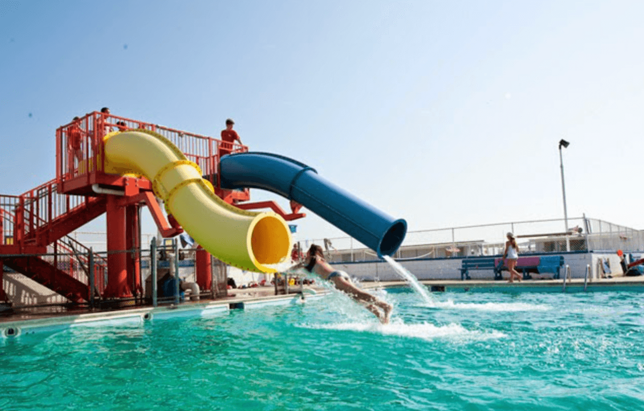 <b>Breezy Point Surf Club</b>
<br>1 Beach 227th St,
<br>Breezy Point, Nueva York
<br>(718) 634-2500
<br>
<br>Las piscinas de Breezy Point quedan en una especie de “Disneyland acuático”, en la que chicos y grandes pueden lanzarse de toboganes acuáticos, chapotear en una 
<b>piscina con tema de piratas</b>, o refrescarse en otra familiar. Antes o después pueden divertirse en la playa cercana, aprender surf, o practicar algún deporte en las diferentes canchas que tiene para ello.
<br>
<br>Los amantes del ejercicio pueden participar en clases diarias de diferentes ejercicios, y quien quiera bailar, por las noches hay DJs amenizando con los mejores éxitos del momento y de todos los tiempos. Las tarifas de los pases diarios comienzan en $45 para adultos y $35 para niños.
<br>
