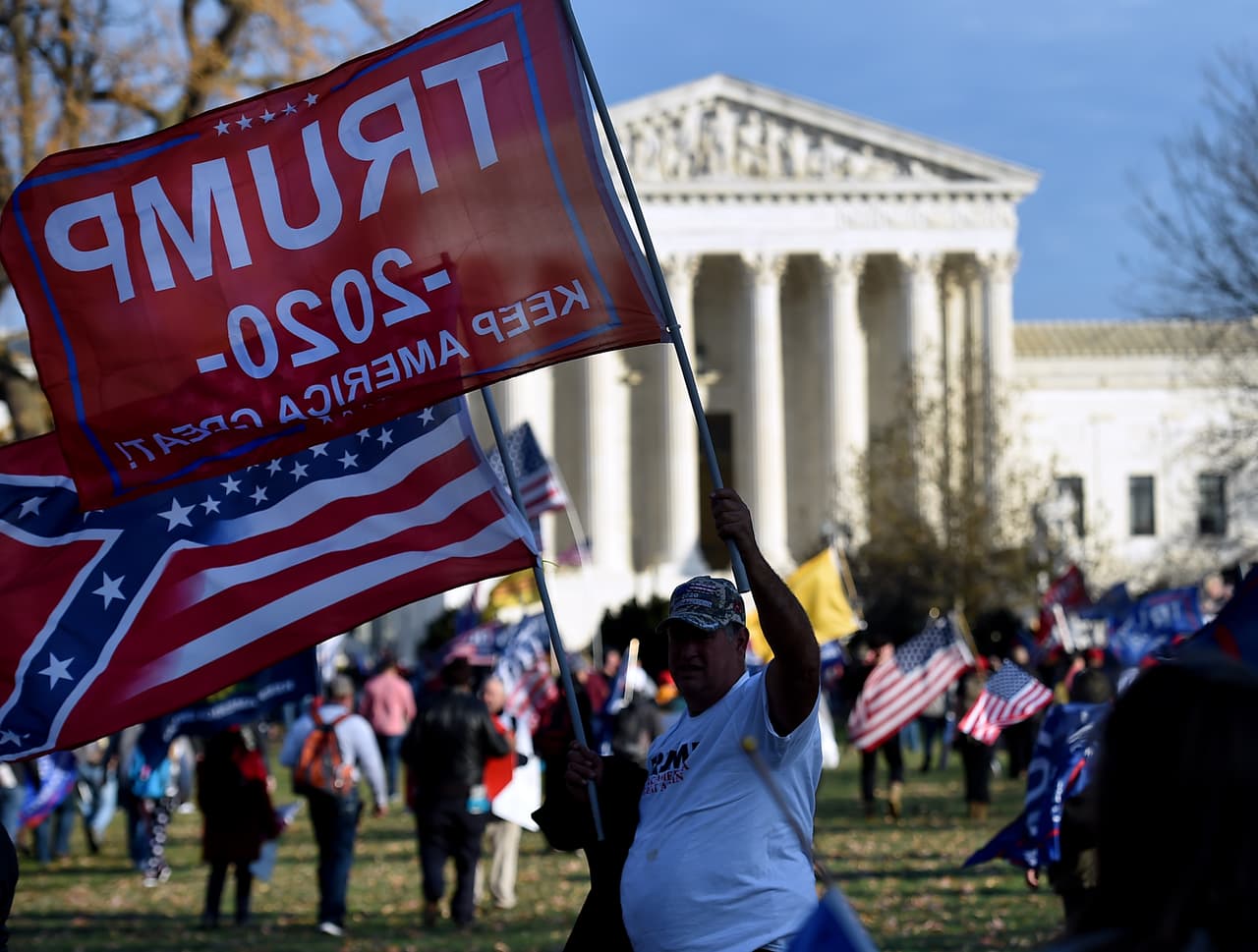 Los seguidores de Trump llegaron a Washington D.C de diferentes partes del país. Se vieron familias, mujeres embarazadas, banderas, carteles y hasta disfraces del propio Trump.
