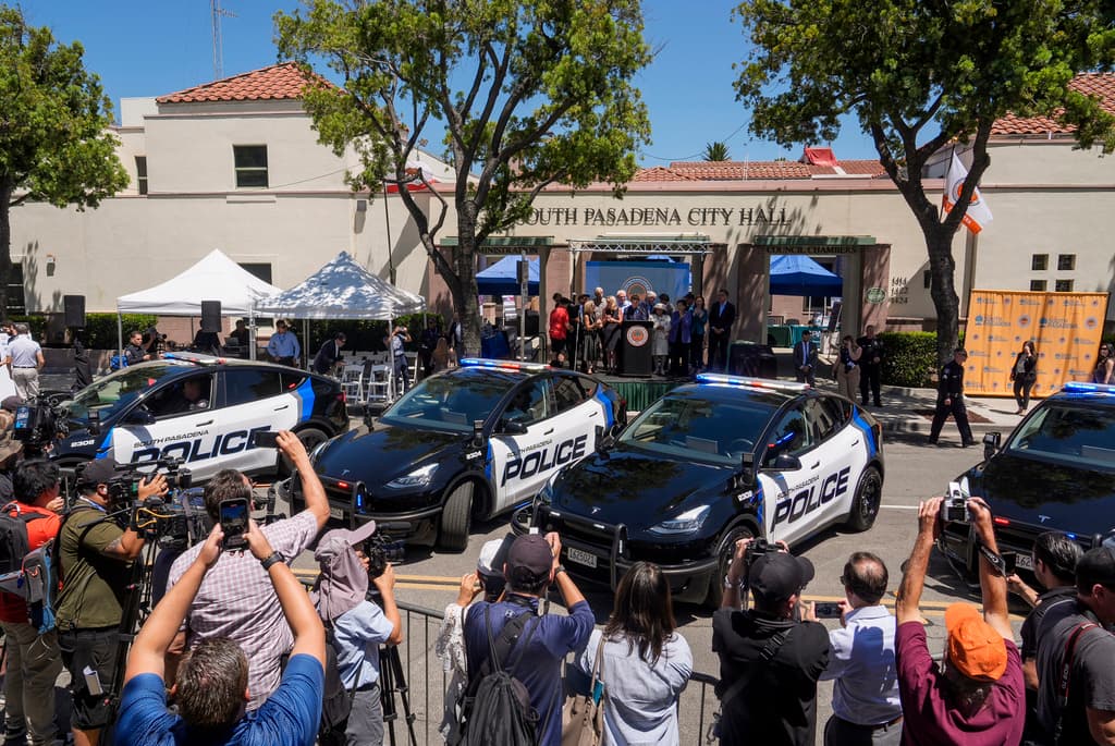A un costo de $1.85 millones, el Departamento de Policía de Pasadena Sur, en el condado de Los Ángeles, se convirtió este lunes en el primero de la nación en cambiar toda su flota a 
<b><a href="https://www.univision.com/local/chicago-wgbo/politica-chicago/carro-tesla-cargador-electricos-filas-chicago?utm_campaign=Univision+34+Los+Angeles&utm_content=sprout&utm_medium=social&utm_source=facebook&fbclid=IwY2xjawEV33xleHRuA2FlbQIxMQABHbFlk5ie2Tw831NgtgIsrpD14EbH6JSeE4ukoNckmTGPVsuD-jUyNfTr2w_aem_Exy1RPJMNvWMDEtKWHg7Kw" target="_blank">vehículos eléctricos</a></b>.