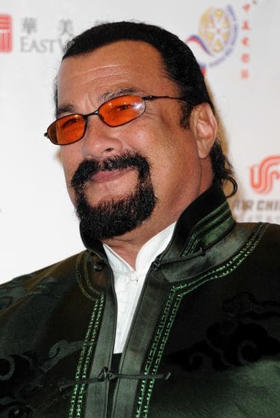 Steven Seagal fue otro de los famosos que no escapó del escándalo. Fue demandado por la ex modelo Kayden Nguyen 23 años por acoso sexual y un supuesto tráfico ilegal de mujeres.
