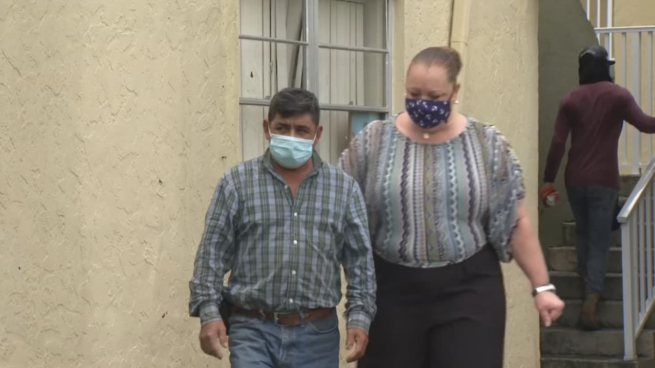 La hijastra de Labra, Brigetta Mas, contó que él no solo recibió golpes en el rostro, sino también en la cabeza y la espalda. “Si no le robaron el dinero, si no le robaron el reloj, ni le quitaron las llaves del camión, qué otra cosa pudo haber sido sino racismo”, dijo. 
<br>
<br>