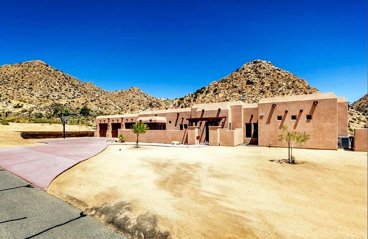 Por lo anterior, medios de comunicación y usuarios de redes sociales creen que Heard está reuniendo dinero valiéndose de sus bienes, entre ellos su casa de descanso en Yucca Valley.