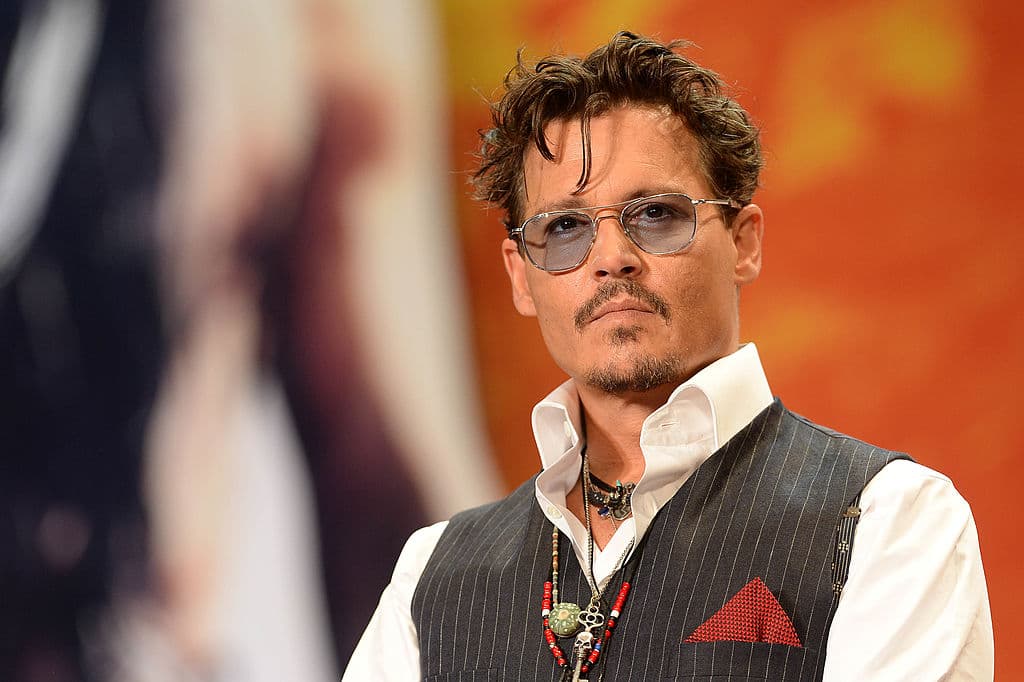 <b>Johnny Depp</b>
<br>Mientras hacía una escena en el desierto para la película 'The Lone Ranger', Depp casi es pisoteado por un caballo. Cuando su animal comenzó a ganar velocidad, el actor resbaló por uno de sus costados y a pesar de aferrarse a la crin del caballo, no pudo evitar caer al suelo.
<br>