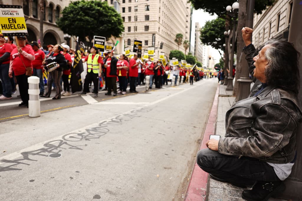 Los trabajadores de los hoteles que permanecen en huelga recibieron el apoyo de otros al igual que de algunos residentes de Los Angeles, que se solidarizan con sus reclamos.
