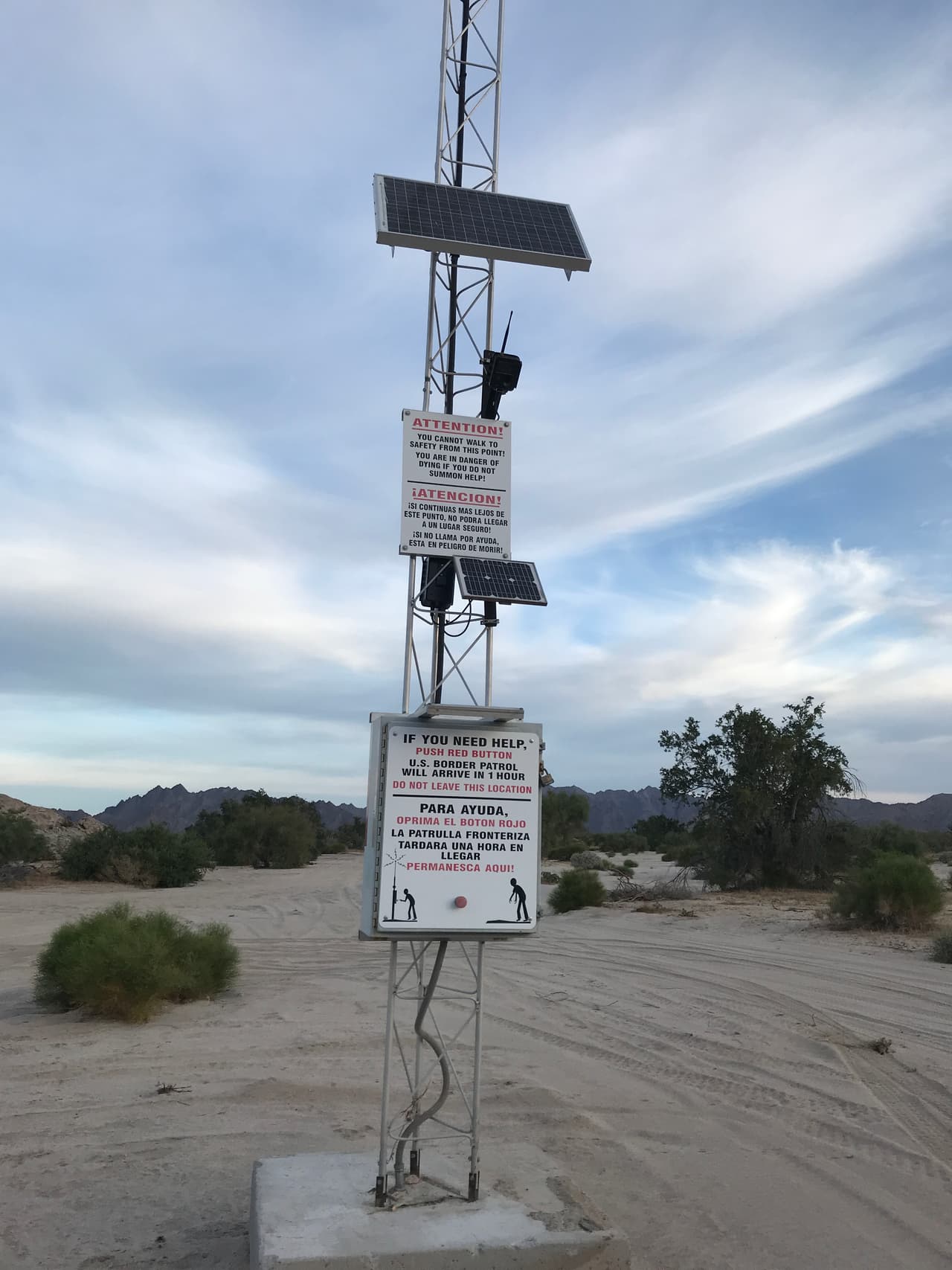 A lo largo del desierto se encontraron con estos puestos de urgencia en los que se puede pedir por ayuda en caso de que las personas no puedan seguir.