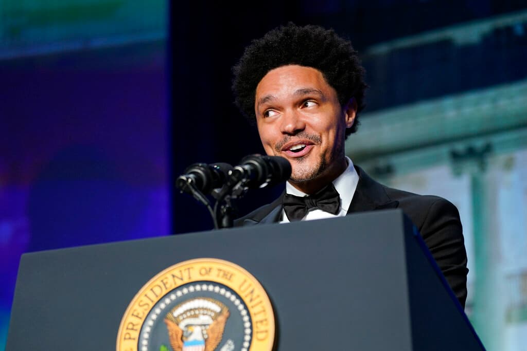 “Gracias por invitarme”, dijo Noah a Biden. “Estaba un poco confundido sobre por qué yo, pero luego me dijeron que usted recibe sus mejores índices de popularidad cuando hay un tipo africano birracial a su lado”, agregó.