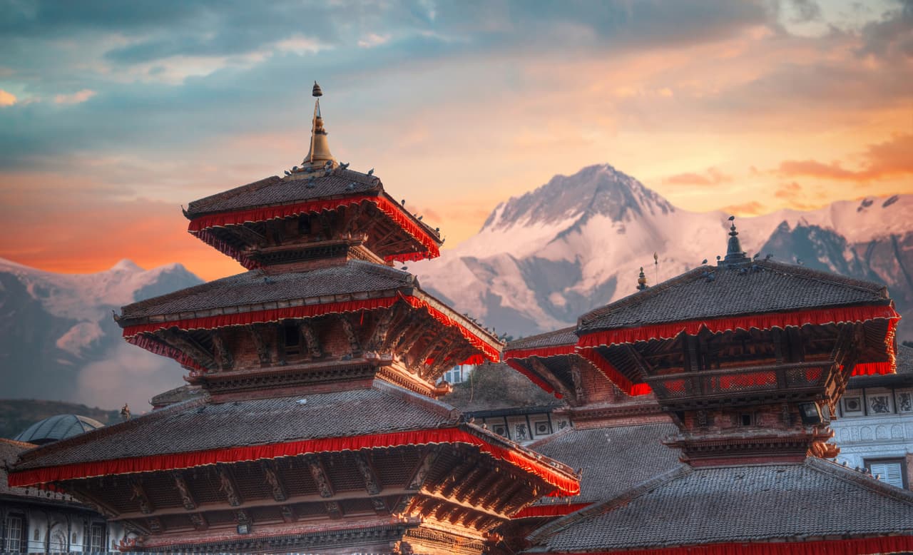 <h2 class="cms-H2-H2">2. Katmandú, Nepal</h2>
<br>
<br>La capital nepalesa se sitúa en un valle cobijado por la cordillera del Himalaya, que incluye las cumbres más altas del mundo. Ofrece la oportunidad de hacer un vuelo panorámico al lado del Everest y senderismo a lo largo de sus bellos paisajes. 
<br>
<br>La ciudad, además, tiene algunos de los templos budistas e hinduístas más antiguos del mundo. A sus alrededores, es posible hallar aldeas que han sido pobladas desde el siglo I d. C. 
<br>