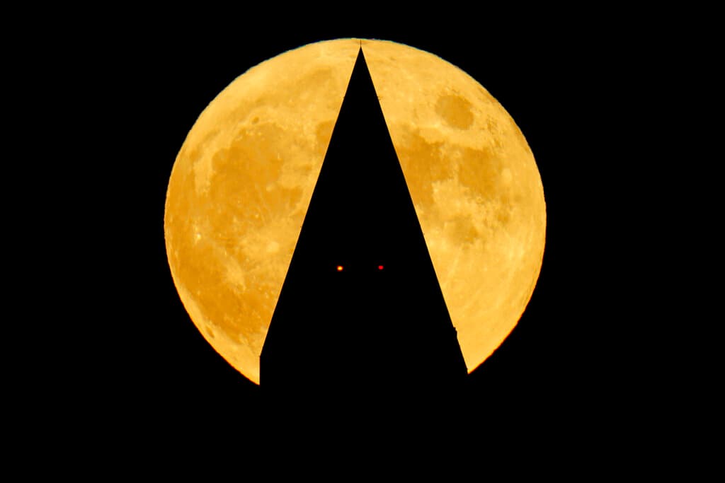 La llamada 
<a href="https://www.univision.com/noticias/medio-ambiente/luna-llena-cazador-octubre">'Luna del cazador'</a> pudo verse el domingo en varias ciudades del este y centro de EEUU. Esta imagen se tomó en Monumento a Washington, en la capital estadounidense.