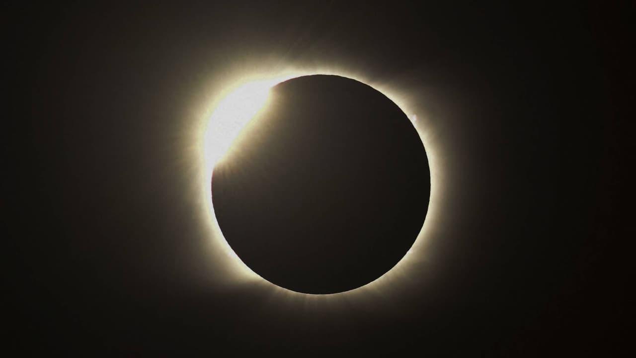 <h3 class="cms-H3-H3">Mito: “Los eclipses representan el 'enojo' de Dios o son una señal del apocalipsis”</h3>
<br>
<br>Se ha comprobado y 
<b>reiterado que esto no es verdad</b>, pues 
<a href="https://www.univision.com/local/dallas-kuvn/proximo-eclipse-solar-total-texas" target="_blank">los eclipses, explicados por la NASA</a> y la astronomía, es cuando la Tierra, la luna y el Sol se alinean. 
<br>
<br>Hay creencias milenarias o religiones que divulgan y sostienen este mito, dice Amy Austin, Profesora UTA especialista en Misticismo.
<br>
<br>El mito de que 
<b>el eclipse significa “el apocalipsis” viene hasta en las escrituras del antiguo testamento</b>, pero no solo eso también los aztecas, incas o mayas lo creían.
<br>
<br>
<b>“Los aztecas, los incas y los mayas, ellos pensaban que era una señal del enojo o de la tristeza del dios del sol”,</b> explica Austin. 
<br>
<br>Lo mismo en la antigua Babilonia o Grecia, que asociaban a los eclipses con la pérdida de reyes. 
<br>