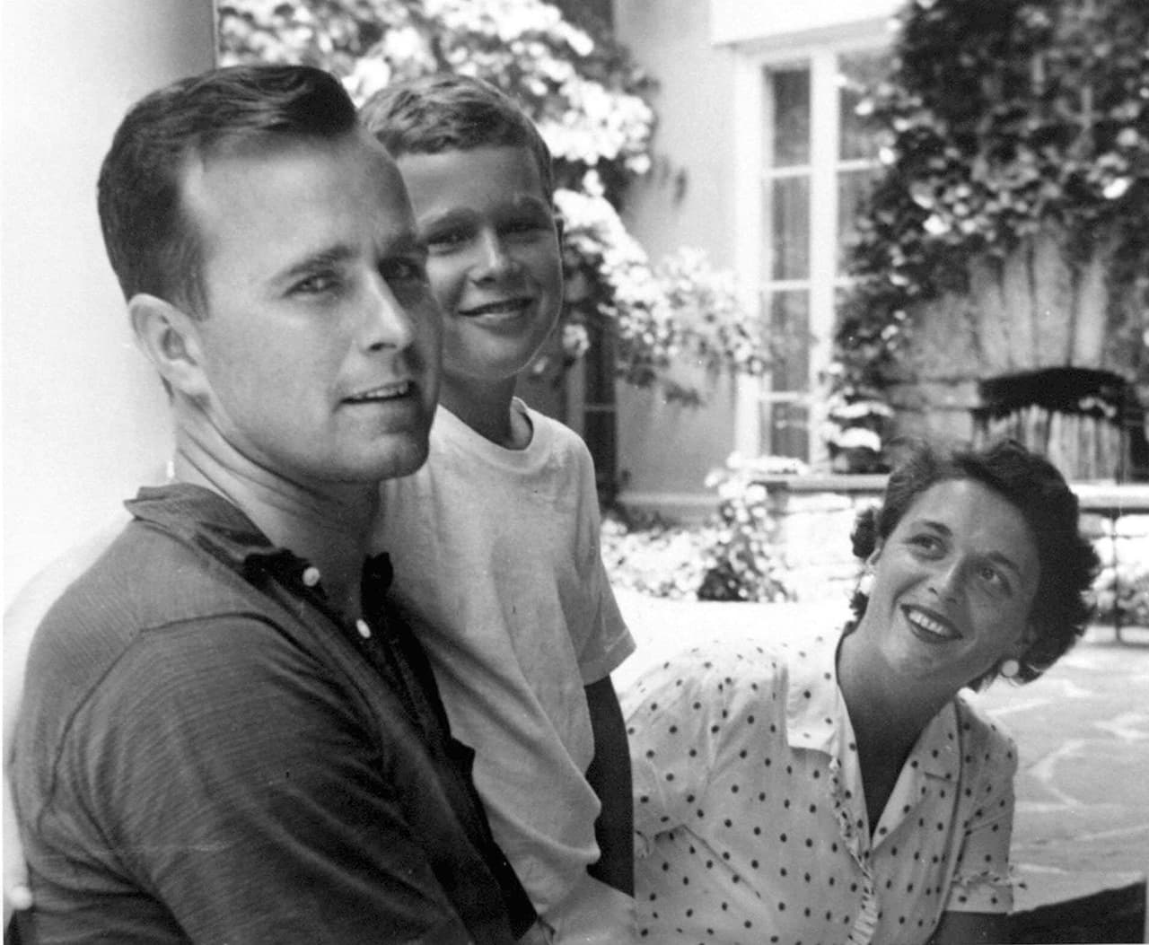 En esta foto de archivo de 1955, George y Barbara Bush posan con su hijo, George W. Bush, en Rye, Nueva York. La pareja se conoció en un baile de navidad. Ella tenía 17 años. Él tenía 18 años.