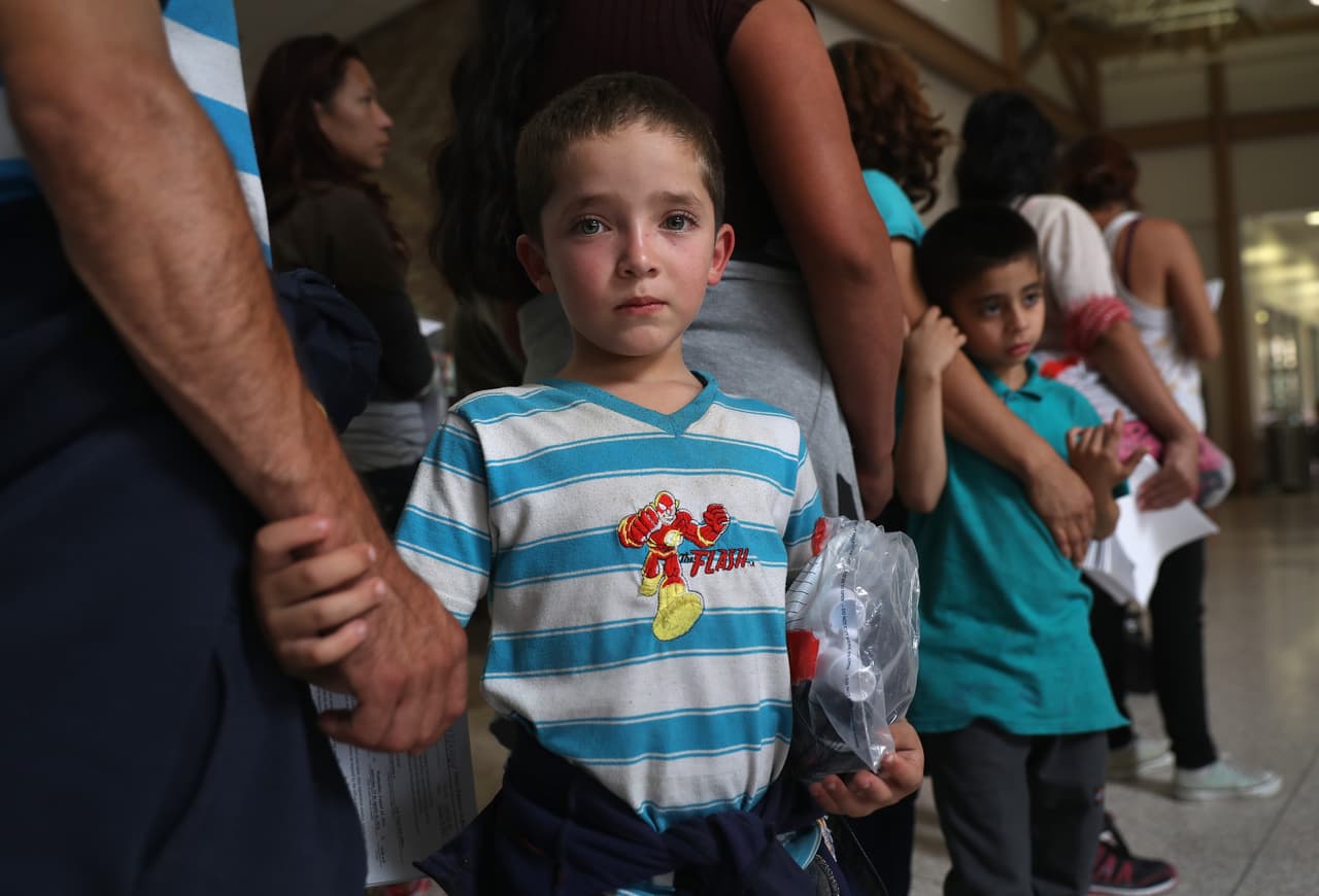 Brian Alexander, hondureño de 7 años, espera un autobús junto a su padre luego de ser procesados por la Patrulla Fronteriza. Según la agencia federal, entre octubre y noviembre de 2015 (los dos primeros meses del año fiscal 2016) cerca de 5,000 menores de edad no acompañados y un número similar de unidades familiares (padres o adultos que acompañan a un niño) fueron detenidos. Esto es casi el doble de los arrestos registrados en el 2014.