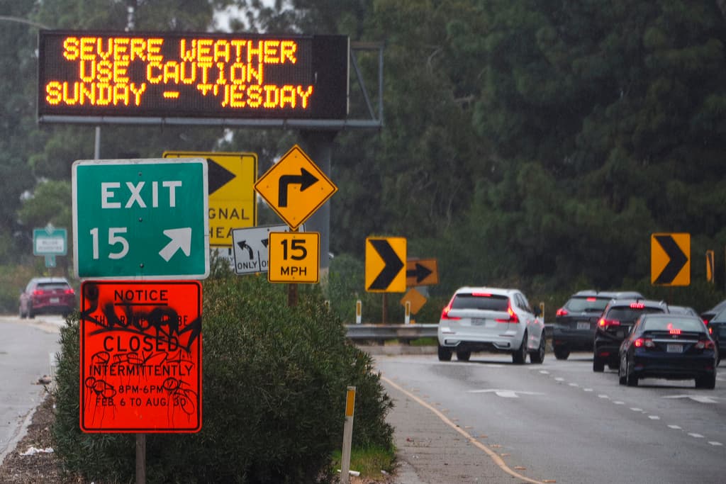 Un letrero advierte a los automovilistas sobre condiciones climáticas severas en la Ruta 2 del Estado de California (SR-2) en Los Ángeles, el domingo 4 de febrero de 2024. La Tuna Canyon Road recibió órdenes de evacuación obligatoria el domingo debido a un mayor riesgo de inundaciones y deslizamientos de tierra. Se esperaba que la tormenta avanzara por la costa y trajera fuertes lluvias, posibles inundaciones repentinas y nieve en las montañas al área de Los Ángeles el domingo por la noche, antes de avanzar hacia los condados de Orange y San Diego el lunes. (Foto AP/Damián Dovarganes)