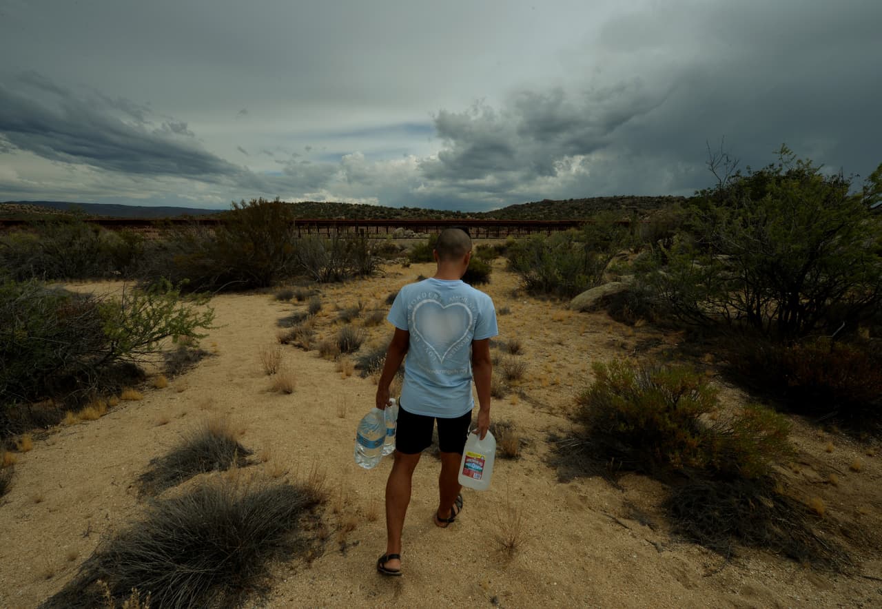 Según el fundador de Ángeles de la Frontera, los que murieron se perdieron o se ahogaron o quedaron sin preparación, suficiente agua, ropa adecuada o alimentos suficientes.