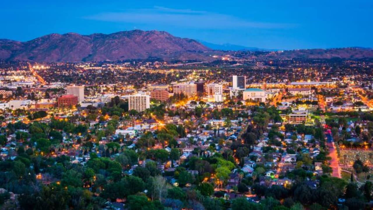 La ciudad de 
<b>Riverside</b>, al sur del estado, ocupó el lugar 
<b>136 de 151</b> logrando excelentes calificaciones en temas de ingresos promedio por hogar y baja taza de pobreza, pero al igual que Sacramento, falló en educación, además de que padece en el sector de salud.
