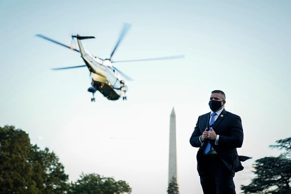 <b>Nadie está a salvo (2 de octubre). </b>Agentes del Servicio Secreto en el jardín sur de la Casa Blanca cuando el presidente Donald Trump fue trasladado al Centro Médico Militar Nacional Walter Reed. 
<a href="https://www.univision.com/noticias/elecciones-en-eeuu-2020/esto-es-lo-que-sabemos-y-lo-que-no-de-la-salud-de-trump-a-diez-dias-de-su-diagnostico-con-covid-19">El mandatario pasó tres noches allí recibiendo tratamiento contra el covid-19</a>.