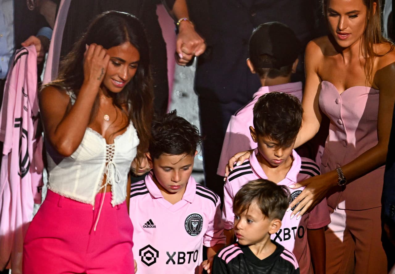 Desde su 
<b><a href="https://www.univision.com/local/miami-wltv/presentacion-messi-inter-miami-drv-pnk-stadium-fort-lauderdale-fotos" target="_blank">presentación oficial, el 16 de julio</a></b>, se ha vivido un fenómeno sin precedentes que ha roto las barreras del soccer, en un país donde este no se ha considerado el deporte favorito. Su familia le acompañó a tan importante evento.
