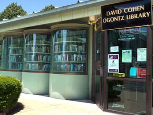 <b>David Cohen Ogontz Library</b>
<br>6017 Ogontz Avenue
<br>Philadelphia, PA 19141
<br>215-685-3566
<br>
<br>La comunidad solicitó por primera vez una biblioteca en 1961, pero debido a problemas con los sitios, la financiación y la construcción, la 
<a href="https://libwww.freelibrary.org/locations/david-cohen-ogontz-library" target="_blank">biblioteca no se abrió hasta 1997.</a> David y Florence Cohen ayudaron a organizar a la comunidad haciendo circular peticiones e incluso organizando una reunión en su casa. En las décadas de 1960 y 1970, el área fue atendida por una biblioteca móvil, y se consideraron varios sitios, e incluso se compraron, pero los planes fueron rechazados y se rescindió la financiación. El 10 de febrero de 1997, finalmente se inauguró la nueva biblioteca, con un poema especial escrito y recitado por Nikki Taylor, quien recordó con cariño las visitas semanales de la biblioteca móvil y consideró que la nueva biblioteca era una bendición para toda la comunidad. 
<br>