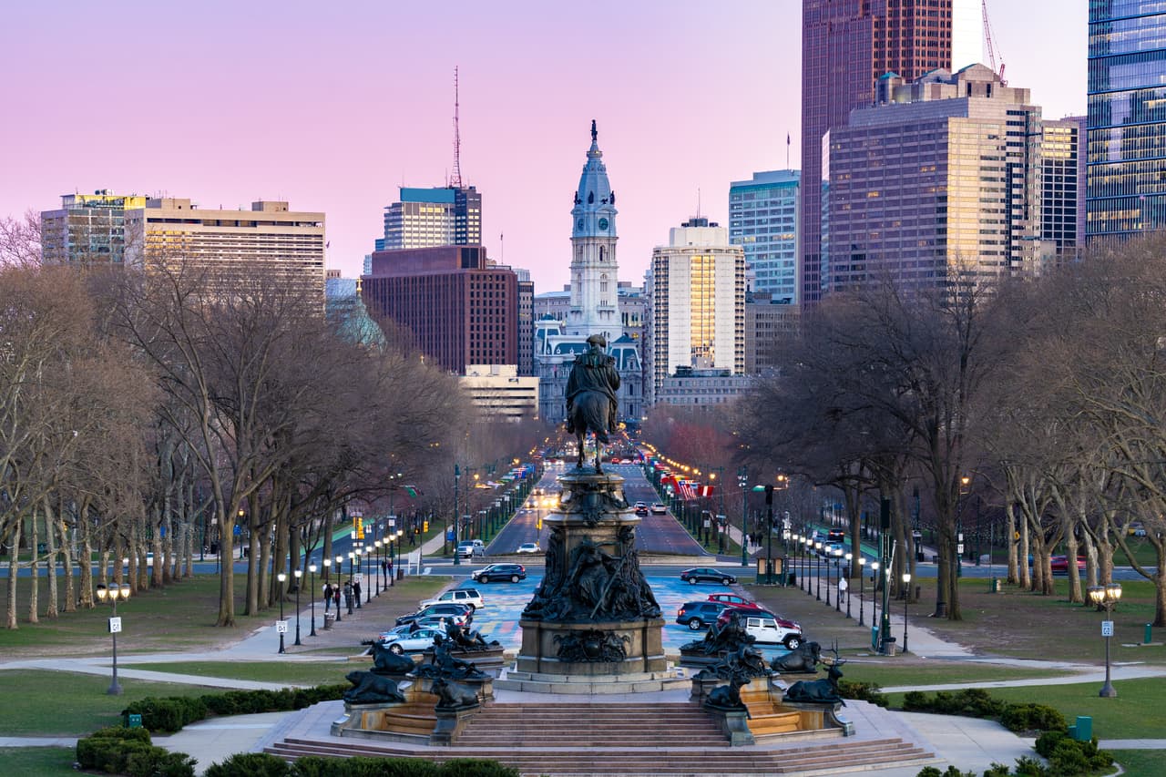 <b>Puesto 14. Pennsylvania</b>.
<br>
<br>Puntuación total: 50.07.
<br>
<br>Fuerza laboral inmigrante: puesto 18.
<br>
<br>Contribución socioeconómica: puesto 26.
<br>
<br>Ganancia de cerebros e innovadores: puesto 8.
<br>
<br>Cantidad de estudiantes internacionales: puesto 6.
<br>
<br>Según la investigación, los estados con el porcentaje más alto de trabajadores inmigrantes especializados en ciencia, tecnología, ingeniería y matemáticas son Nueva Jersey, California, Nueva York (empatados en el puesto 1), Delaware y Massachusetts.