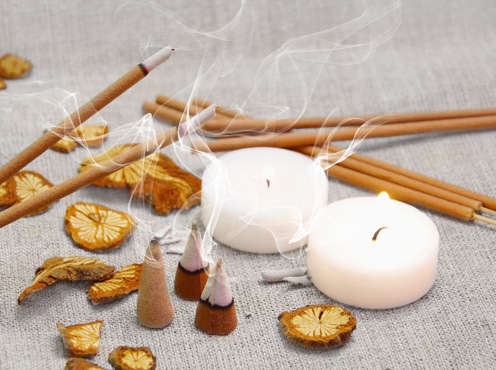 También durante tu ritual puedes encender inciensos. Algunos de los tipos efectivos de incienso asociados con la luna nueva incluyen a los de lavanda, melisa y cálamo.