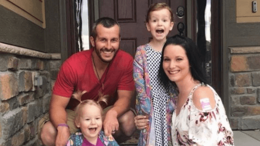Después de que su esposa, quien estaba embarazada, y sus dos hijas desaparecieran en agosto de 2018, Chris Watts dio entrevistas a todos los medios 
<b>pidiendo ayuda de las autoridades para que las hallaran a salvo</b>.
<br>
<br>Sin embargo... algo de la versión de Watts siempre le pareció muy sospechoso a las autoridades, quienes a los pocos días descubrieron que el 
<a href="https://www.univision.com/noticias/criminalidad/el-padre-que-mato-a-sus-hijas-y-esposa-tiene-la-foto-de-ellas-en-su-celda-una-peticion-quiere-que-se-la-quiten" target="_blank">hombre ahogó a su esposa Shanann y asfixió a sus hijas Celeste, de 3 años, y Bella, de 4</a>, antes de enterrar sus cuerpos en un campo petrolero.
<br>
<br>Los fiscales creen que las asesinó porque quería iniciar una relación sentimental con una nueva mujer (Nichole Kessinger). 
<b>Watts se declaró culpable de los asesinatos para evitar la pena de muerte</b> y fue sentenciado a cadena perpetua sin posibilidad de libertad condicional.
<br>
<br>
<i><a href="https://www.univision.com/noticias/criminalidad/el-padre-que-mato-a-sus-hijas-y-esposa-tiene-la-foto-de-ellas-en-su-celda-una-peticion-quiere-que-se-la-quiten" target="_blank">Aquí puedes leer la historia completa</a></i>.