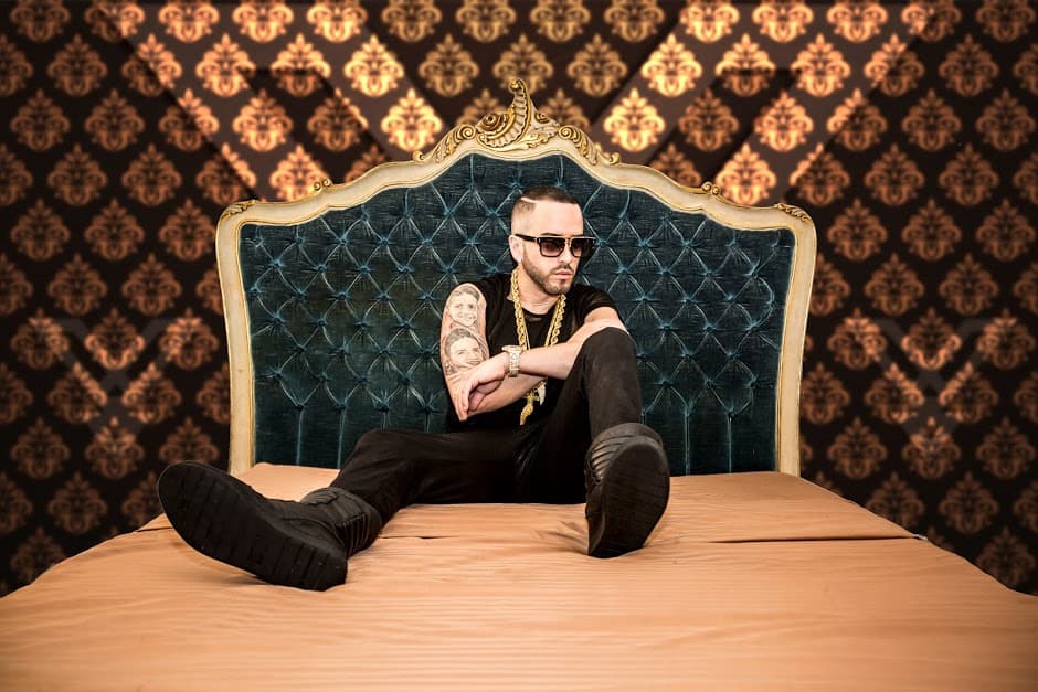 <span class="cms-h3-H3"><b>Yandel.</b></span> 
<b><h3 class="cms-h3-H3">Nominaciones: 5</h3> ¿A qué está nominado?</b> Artista Del Año Urbano, Álbum Del Año Urbano por "Dangerous", Canción Del Año Urbano por "Encantadora" y Colaboración Del Año Urbano por "Ay Mi Dios" y "Mayor Que Yo 3".