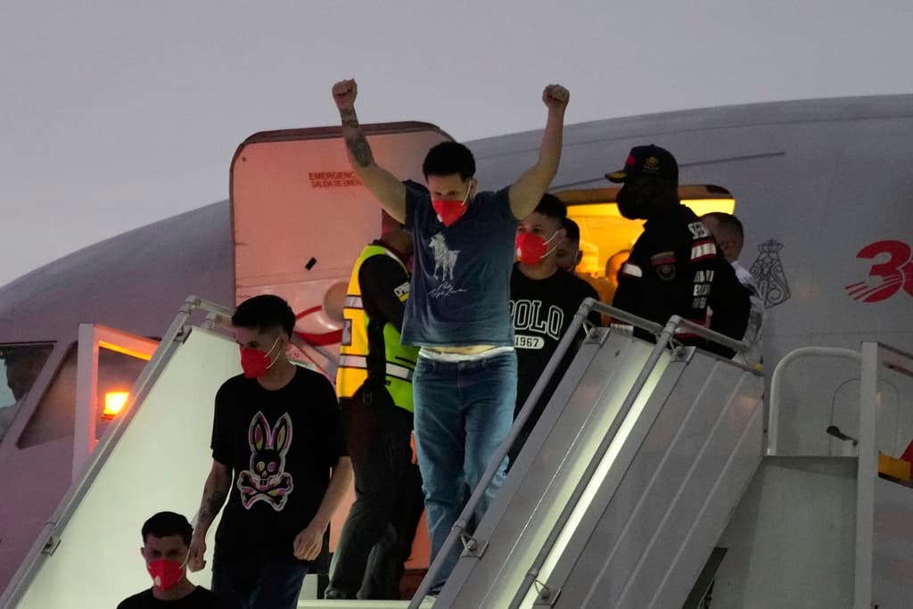 Migrantes venezolanos expulsados por EEUU a El Salvador en marzo llegan al aeropuerto de Maiquetia en Venezuela.