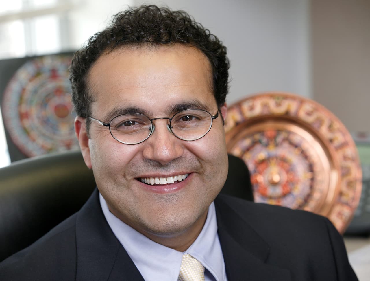 <b>Alfredo Quiñones-Hinojosa. </b>Cruzó la frontera desde México a Estados Unidos cuando tenía 19 años y no hablaba inglés. Trabajó en las granjas de California donde ahorró el dinero suficiente para pagarse clases de inglés. Consiguió estudiar en la universidad de Berkeley, de donde se graduó con honores, lo que le permitió entrar en la escuela de medicina de Harvard. Ahora, Quiñones es un reconocido neurocirujano y profesor que ha recibido numerosos premios. Ha sido reconocido como uno de los 100 latinos más influyentes de los Estados Unidos por la revista Forbes.