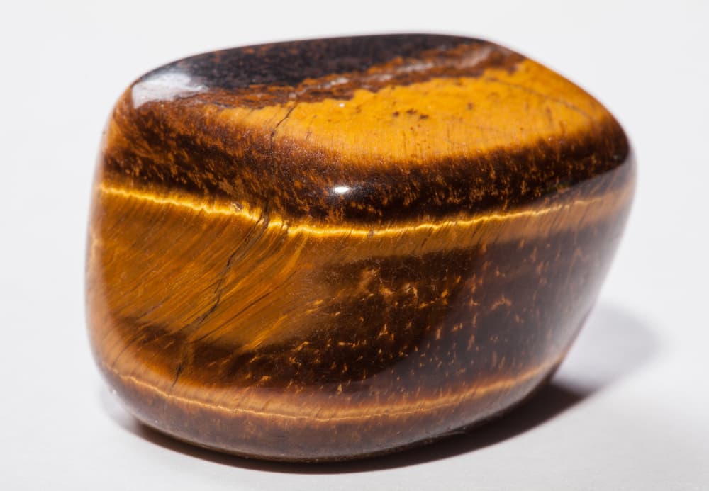 <b>Si deseas aumentar tu autoestima:</b>
<br>
<b>Ojo de tigre.</b> Este cristal de tono café rojizo es ideal para aquellas personas a las que les cuesta trabajo comprometerse en una relación afectiva.