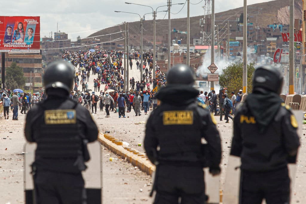 Sube a 17 la cifra de muertos en la jornada más violenta desde el inicio de las protestas en Perú 