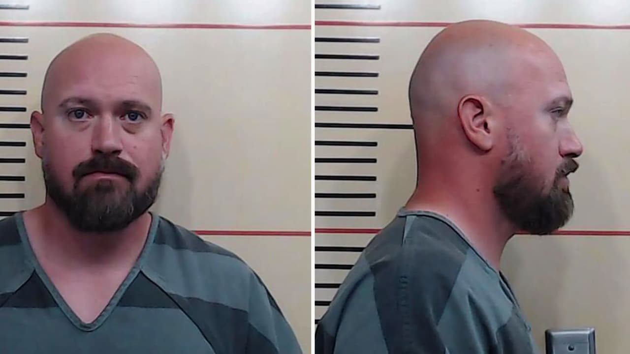 <h3 class="cms-H3-H3">Un caso que sigue abierto </h3>
<br>Justin Banta, de 38 años,
<b> fue arrestado el viernes 6 de junio y liberado ese mismo día tras pagar una fianza de $520,000</b>. Enfrenta 
<b>el intento de homicidio capital</b> puede conllevar 
<b>cadena perpetua o incluso la pena de muerte</b> si se agrava a homicidio capital consumado. El caso sigue activo y en espera de ser procesado. Hasta el momento, 
<b>el Departamento de Justicia no ha emitido comentarios sobre la situación legal de su empleado.</b>
