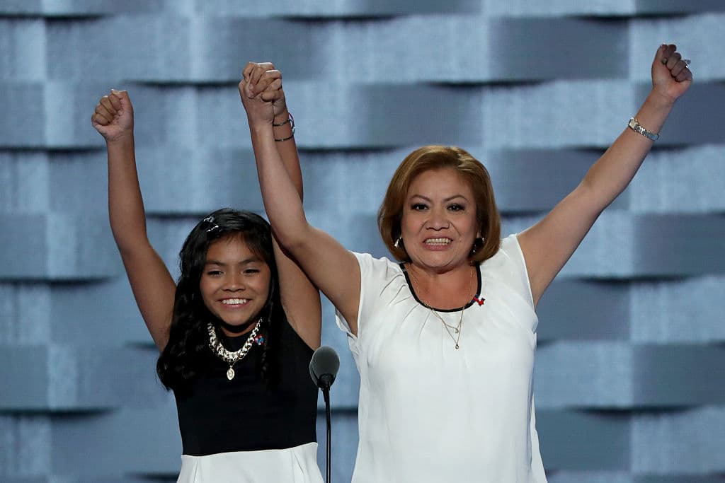 Karla Ortiz, una niña de 11 años, asistió a la Convención Demócrata de 2016 con su madre Francisca. "Temo que en cualquier momento mis padres sean obligados a irse", 
<b><a href="http://www.univision.com/noticias/convencion-democrata/karla-la-hija-de-indocumentados-que-conmovio-a-filadelfia-con-su-historia">dijo la joven</a></b>, hija de indocumentados guatemaltecos, durante el evento.