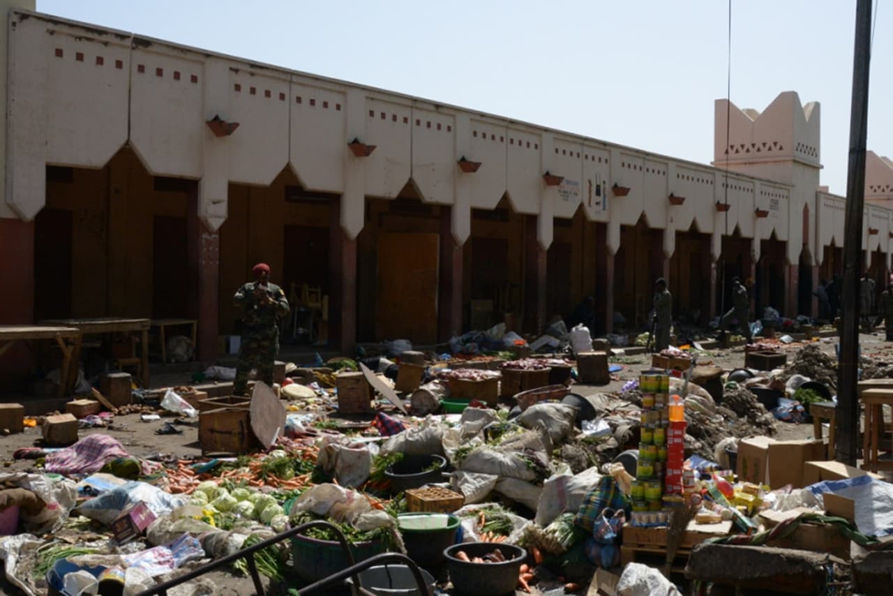 <b>Chad.</b> Al igual que otros países, el crimen y el terrorismo están golpeando a Chad. Pero esta nación africana tiene otro grave peligro: 
<b>campos minados.</b> Grandes áreas de la frontera con Sudán y Libia están repletas de explosivos. El pasado año hubo un aumento de crímenes violentos como robo a mano armada y de coches. En la foto, un soldado en medio de un mercado tras un atentado bomba en la capital, N'Djamena