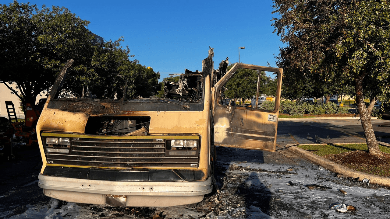 Después, le pusieron gasolina con un bote, pero una chispa provocó un incendio. La casa móvil quedó totalmente destruida y la pareja perdió todas sus pertenencias.