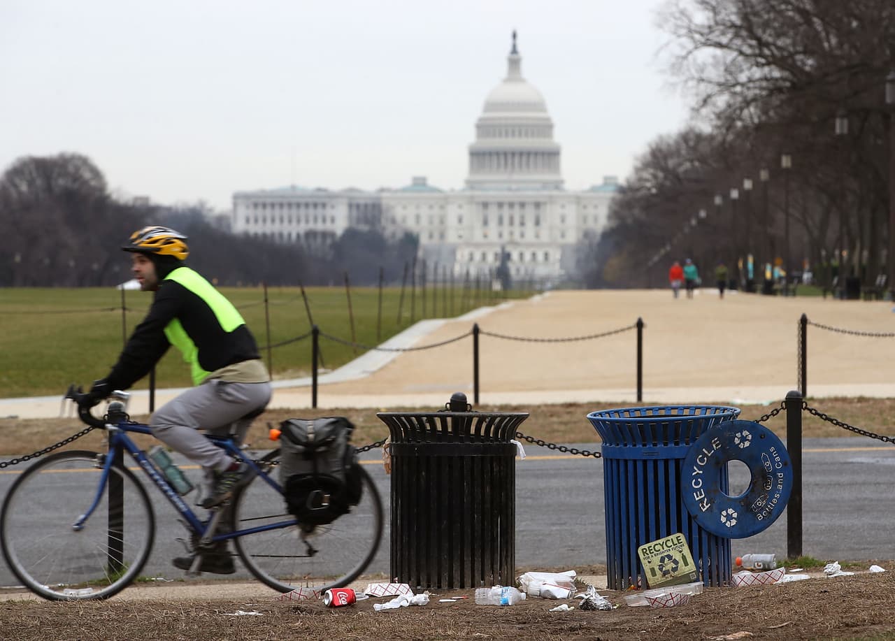 La falta de personal ha hecho que la basura se haya acumulado en los terrenos del National Mall de Washington DC. Desde hace 12 días cerca de 800,000 empleados públicos están sin cobrar sus salarios por el cierre parcial del gobierno. 2 de enero de 2019.