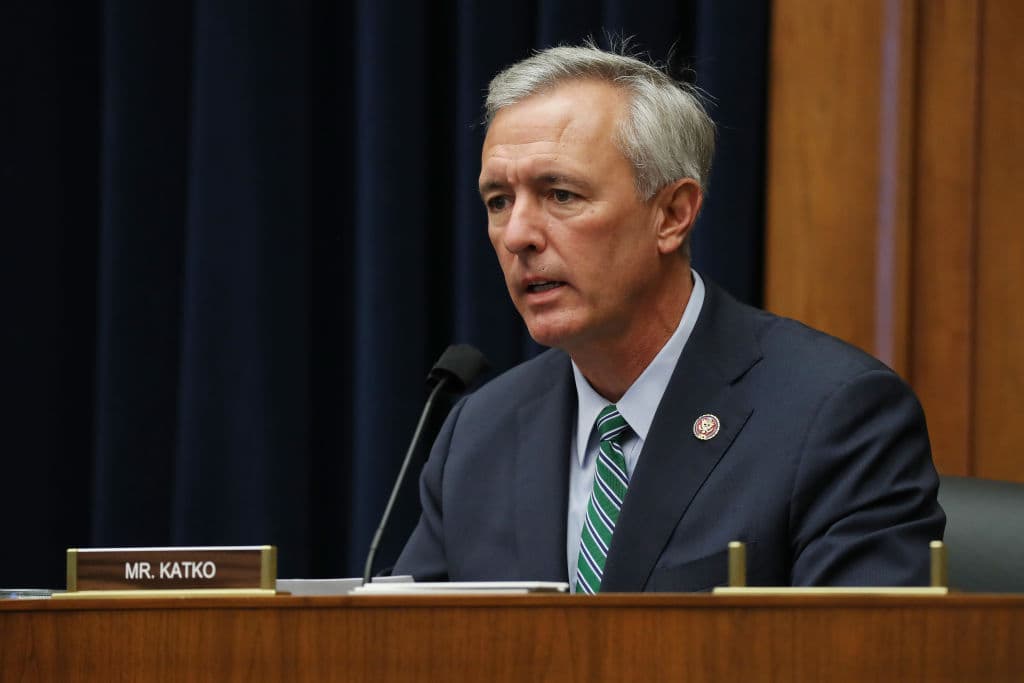 <b>John Katko (Nueva York). No busca reelección. </b>A principios de este año, este republicano, miembro de alto rango en el Comité de Seguridad Nacional, 
<a href="https://www.univision.com/local/nueva-york-wxtv/elecciones-estados-unidos-2020/john-katko-es-uno-de-los-republicanos-que-votaron-a-favor-del-juicio-politico-de-donald-trump">anunció que no buscaría la reelección para su escaño. </a>Katko ocupaba el escaño que abandonará desde 2015. 
<br>
<br>Cuando votó por el juicio a Trump dijo que, si no había consecuencias por sus actos, el expresidente sería una amenaza para la democracia. "Mi conciencia, principios y compromiso de hacer lo correcto han guiado cada decisión", dijo más tarde. 
<br>
<br>Es uno de los pocos republicanos con vocación de negociar y conversar con los demócratas y también trabajó para formar una comisión para investigar lo ocurrido en el asalto al Capitolio, un intento que fracasó por la negativa del liderazgo republicano.