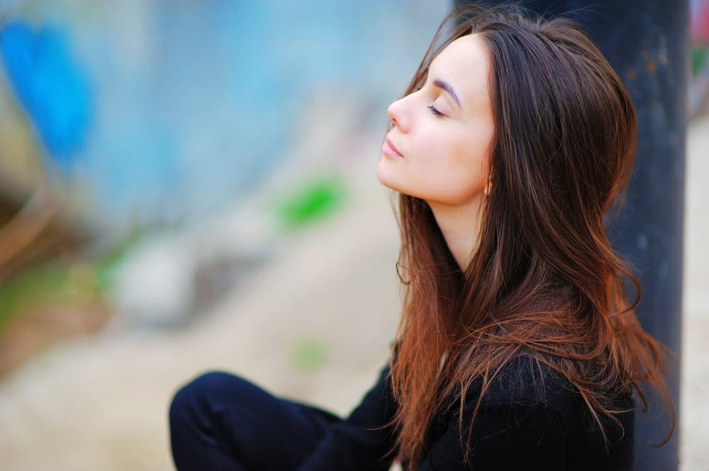 Cuando la vela se consuma, repite y afirma lo siguiente: Debes decirlo tres veces 
<br>
<b>"Aprovecho la chispa que hay en mí para hacer los cambios que debo de hacer"</b>