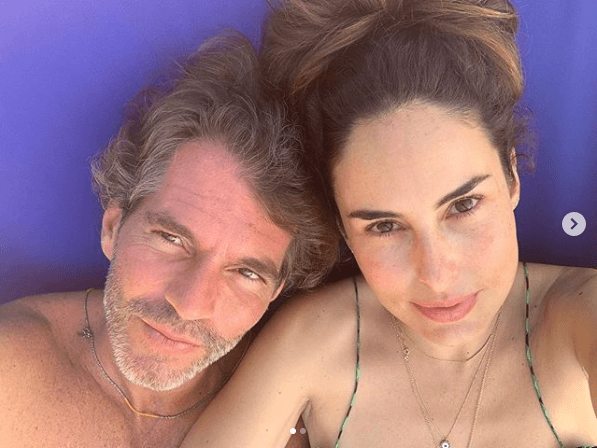 A pesar de la polémica que se ha generado, la protagonista de la telenovela 'Doña Flor y sus dos maridos', dijo en una reciente entrevista que 
<b><a href="https://www.univision.com/famosos/diga-lo-que-diga-martha-cristiana-para-ana-serradilla-su-prometido-es-increible-y-no-cambiara-sus-planes-de-boda-fotos">no cancelará sus planes de matrimonio con Raúl Martínez Ostos.</a></b>