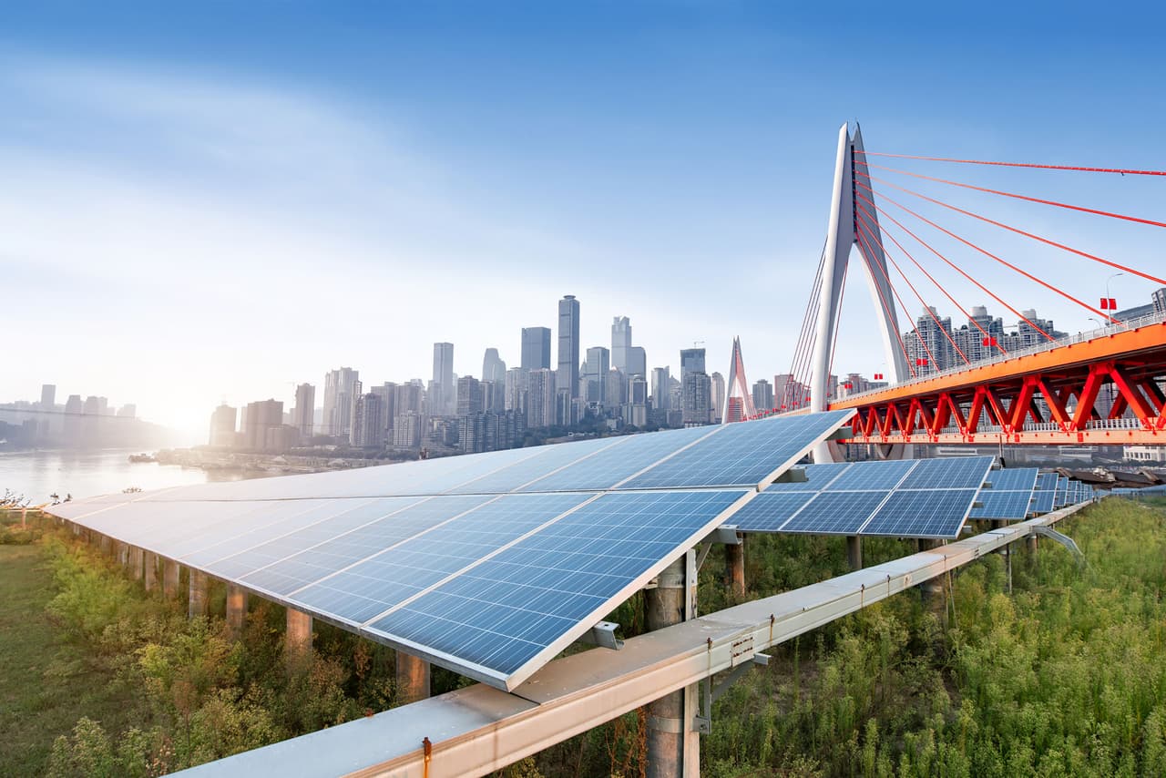 <b>Puesto 1. China.</b>
<br>
<br>Total de la producción mundial: 35.6%.
<br>
<br>Capacidad instalada: 254,355 megavatios.
<br>
<br>Vatios por habitante: 147.
<br>
<br>Es el líder mundial en la creación y uso de energía solar. Además de ir a la cabeza en la producción de paneles solares, ha instalado lo suficiente para crear 147 vatios por habitante (a pesar de su enorme población de 1,400 millones de personas). Un proyecto eólico y solar en construcción será el más grande del mundo de su tipo y agrega otros 400,000 megavatios a su capacidad de energía limpia.
