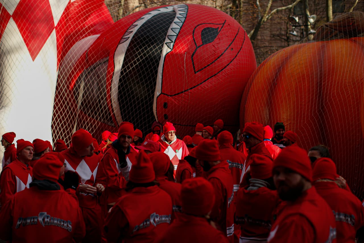 Quienes guían a los globos se visten del mismo color.