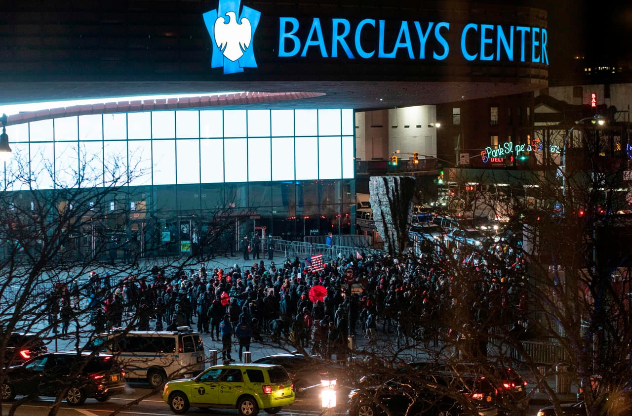 Manifestantes se reunieron el jueves para protestar contra la administración actual frente al Barclays Center en Brooklyn, Nueva York, un día después de que una multitud pro-Trump irrumpiera y provocara destrozos en el Capitolio.
