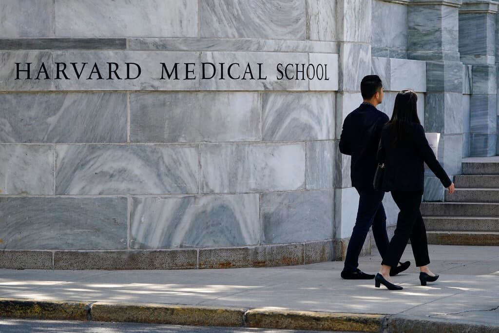 Exdirector de la Escuela de Medicina de Harvard es acusado de robar y vender restos humanos 
