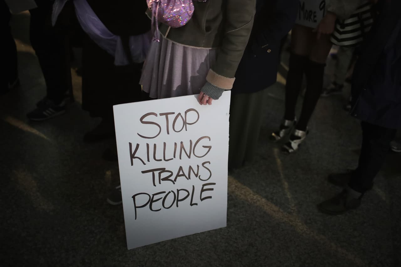 <b>"Dejen de matar a la gente trans". </b>Los inicios del Trasgender Day of Remembrance se remontan al asesinato de Rita Hester, una activista muy involucrada con la causa LGBT a quien apuñalearon veinte veces en su departamento. Nunca encontraron a los asesinos. Han transcurrido 20 años desde ese homicidio, pero cientos de personas transgénero siguen perdiendo la vida.