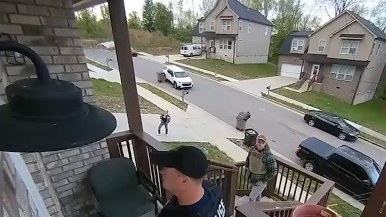 Niño hispano vive con miedo luego de que agentes de ICE lo buscaran en su casa: teme ser deportado
