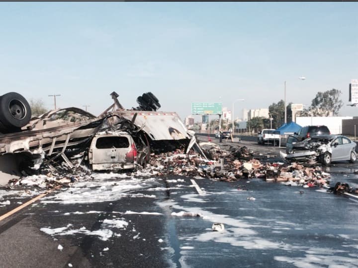 <b>Febrero:</b> una presunta carrera clandestina que se registró la madrugada del 
<b><a href="http://www.univision.com/los-angeles/kmex/noticias/accidentes-de-transporte/tres-muertos-en-una-supuesta-carrera-clandestina-de-autos-en-los-angeles">27 de febrero en la autopista 5, a la altura de la ciudad de Commerce</a></b> provocó un aparatoso accidente en el que murieron tres personas. Durante la colisión, un camión de carga saltó la mediana de la autopista y cayó sobre otro coche.
