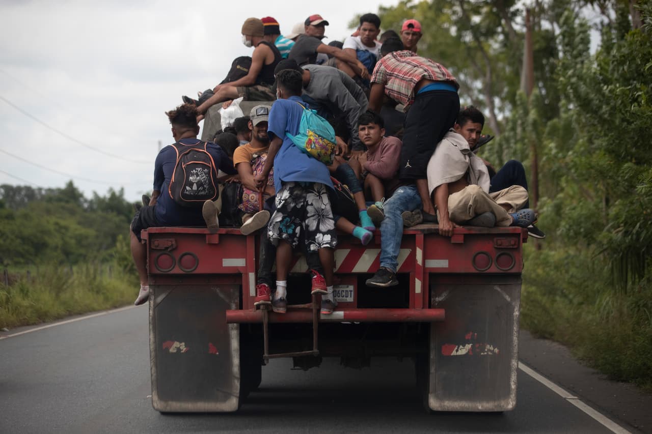 La caravana de migrantes se desarticula ante amenazas de deportación, pero activistas dicen que seguirán en grupos pequeños
