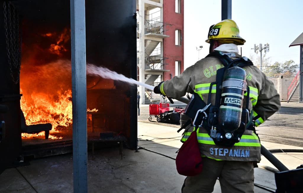 Para los bomberos, el riesgo se mantiene vivo mientras un árbol de Navidad natural se mantenga encendido y sin cuidados en una residencia. ¿Para qué otras causas tienen una clave infalible?