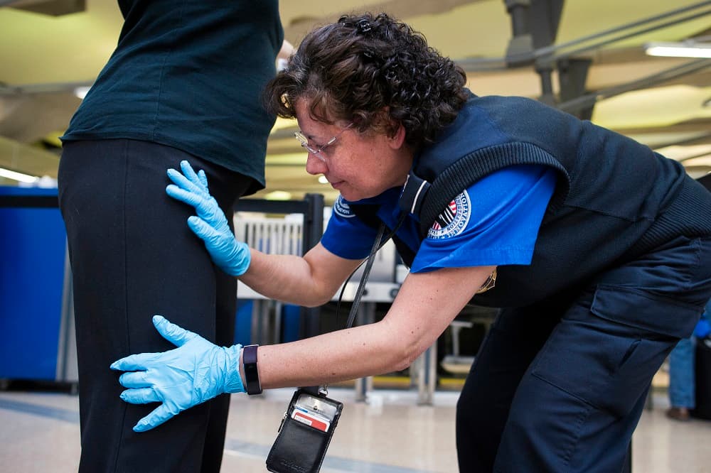 <b>Viaja con ropa cómoda</b>
<br>Pueden pasar varias horas en lo que viajas al aeropuerto, en el avión, y en lo que llegas a tu destino final. Usa ropa cómoda, con capas en caso de que haga frío, y asegura que los zapatos, la chamarra y el cinturón que llevas puesto son fáciles para quitar y poner al momento de pasar por la seguridad.