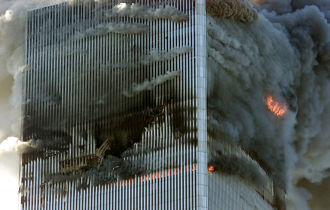 Una de las torres ardiendo el 11 de septiembre de 2001. 
<br>
<br>“Debido a su gran redundancia estructural (después del golpe de los aviones y la ruptura de las columnas externas), la carga se distribuyó a otras partes del edificio. Tenemos razones para creer que, sin el incendio, las estructuras podrían haberse mantenido en pie indefinidamente y ser reparados”, agregó Hamburger.
<br>